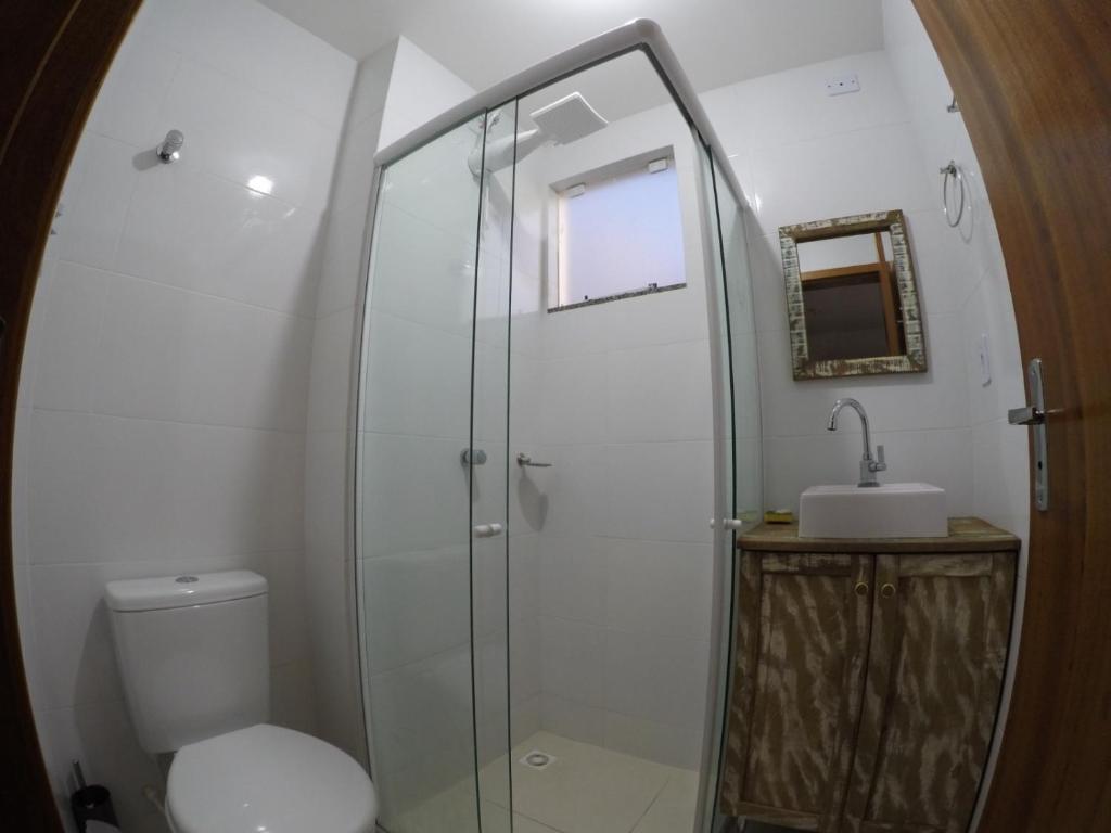 Un baño con ducha, inodoro y lavabo. en Apartamento no último andar + vaga de garagem, en Cascavel