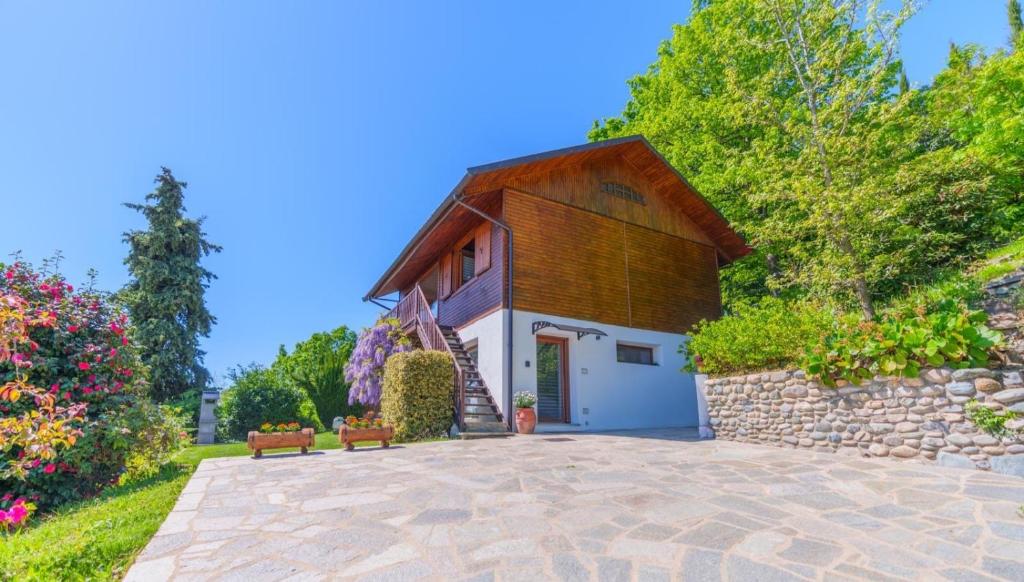 Casa con entrada de ladrillo y pared de piedra en Chalet Sophie - Luxury Chalet en Roletto