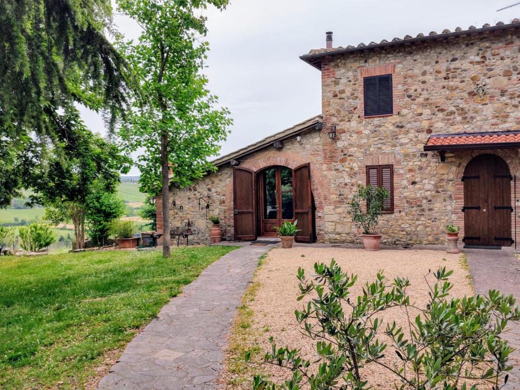 an external view of a stone house at Il Giardino del Chianti in Siena