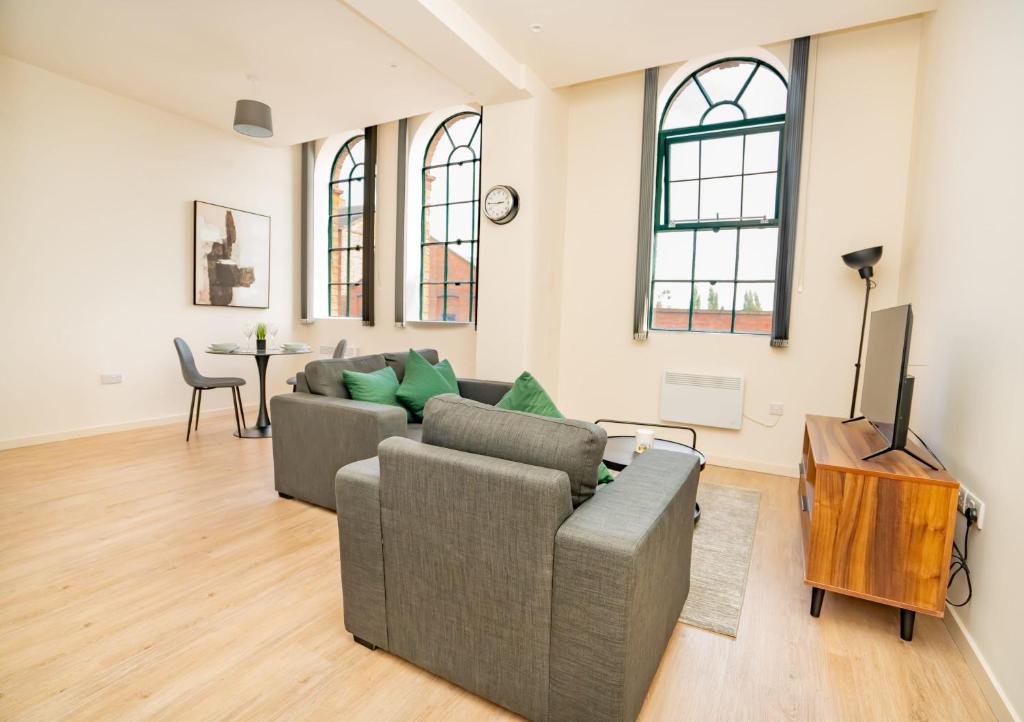 Sala de estar con 2 sofás y TV en Modern 1 Bed Apartment in Central Newark en Newark upon Trent
