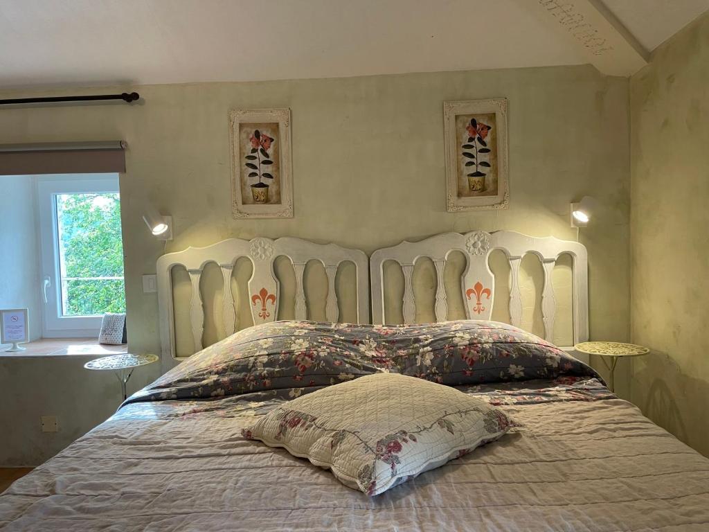 Postel nebo postele na pokoji v ubytování Le Manoir du Raveyron