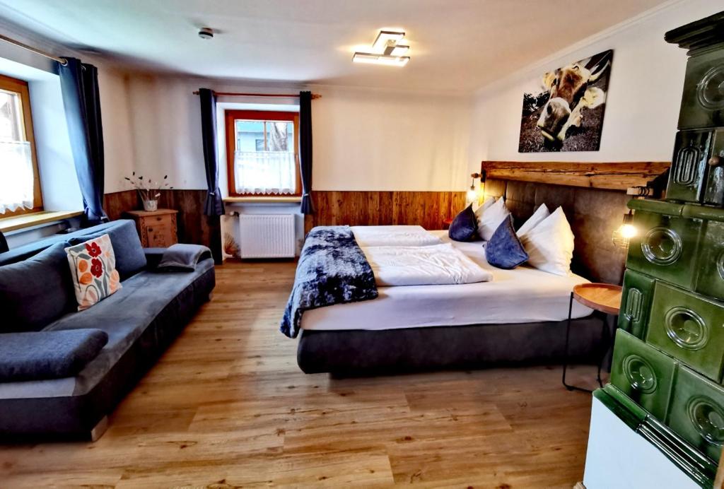 ein Hotelzimmer mit einem Bett und einem Sofa in der Unterkunft Apartment Bergblick, 3 Schlafzimmer, 2 Badezimmer in Kirchberg in Tirol