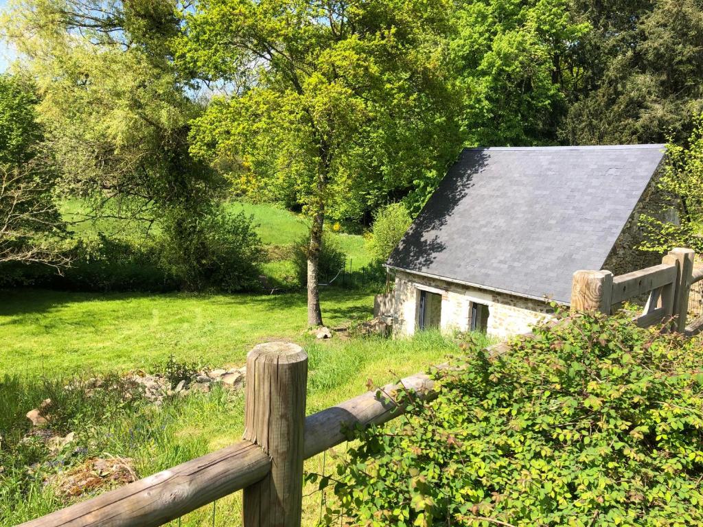une clôture en bois devant une maison dans l'établissement Gite Salamandre, à Le Bouillon