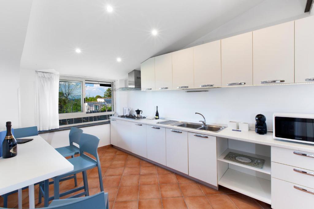 Kuchyň nebo kuchyňský kout v ubytování YourHome - Jolly Pini Apartment