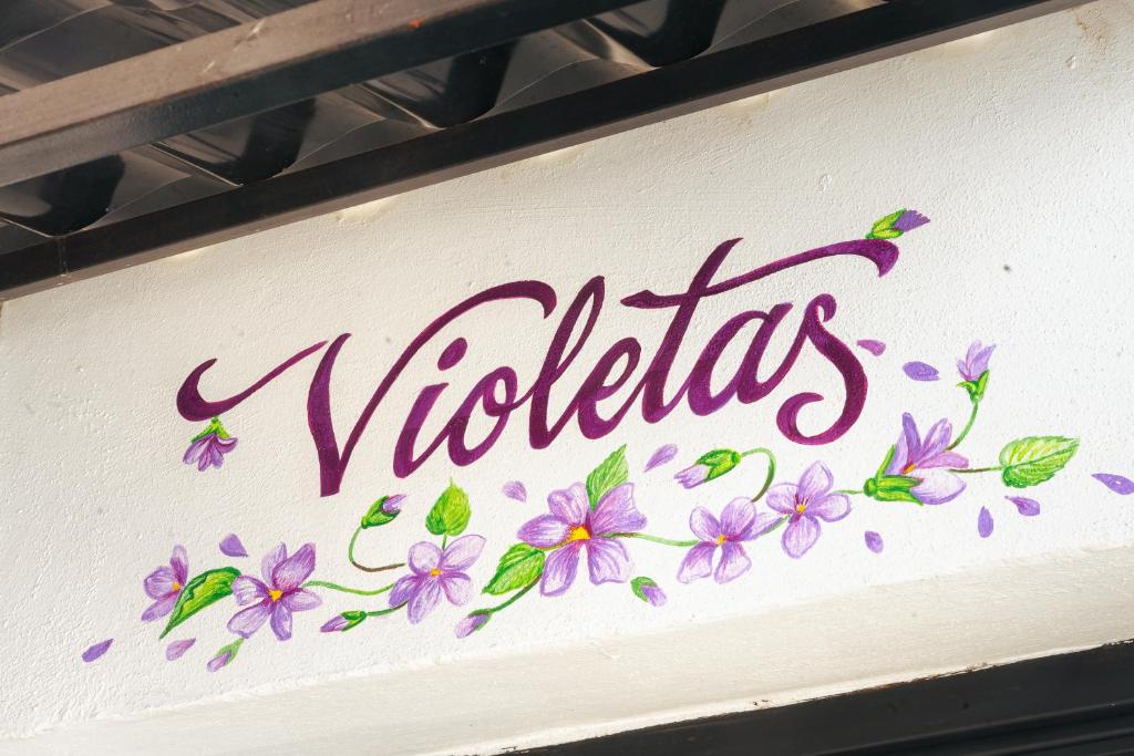 Un certificado, premio, cartel u otro documento en Casa Don José: VIOLETAS Suite