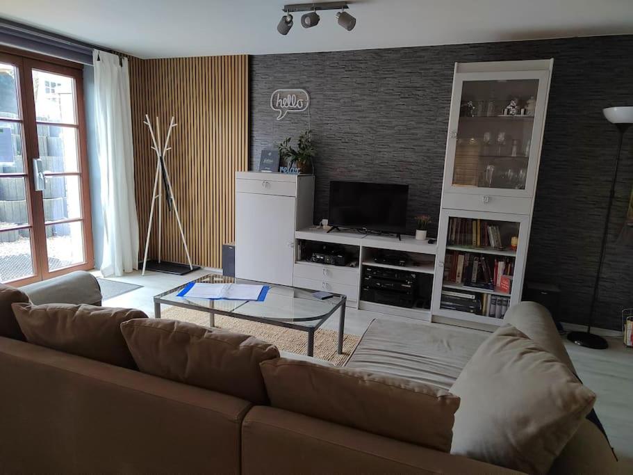 Μια τηλεόραση ή/και κέντρο ψυχαγωγίας στο Ferienwohnung Hohes Venn