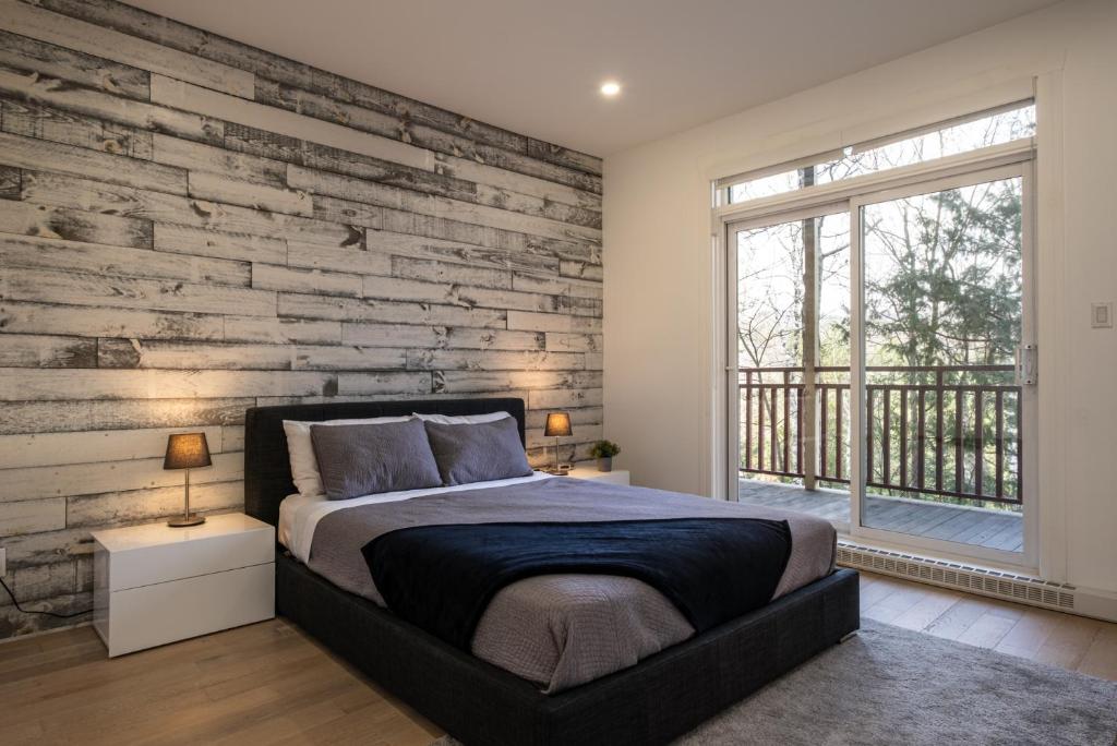Postel nebo postele na pokoji v ubytování Tremblant Prestige - Les Eaux 233-2