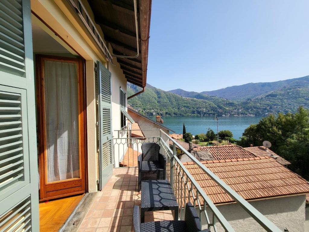 un balcone di una casa con vista sull'acqua di Casa Gelsomino, Laglio, Lake Como a Laglio