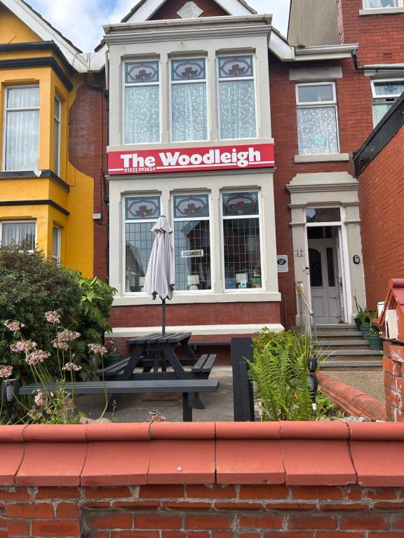een gebouw met een picknicktafel voor de Woodleigh bij The Woodleigh family hotel in Blackpool