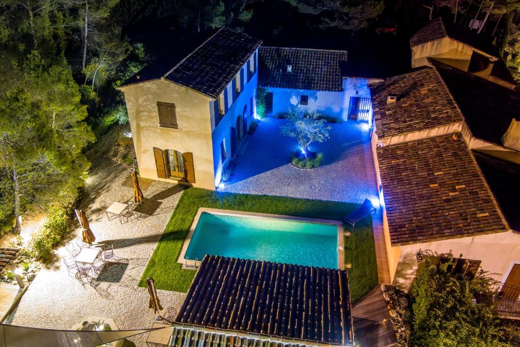 z góry widok na dom z basenem w nocy w obiekcie Domaine la Garenne w mieście Saint-Marc-Jaumegarde