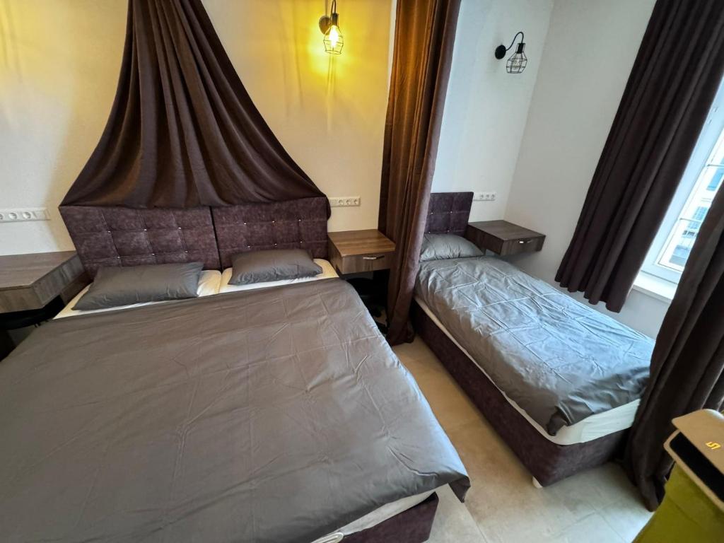 1 dormitorio con 2 camas y dosel en Hotel Linzer City, en Linz