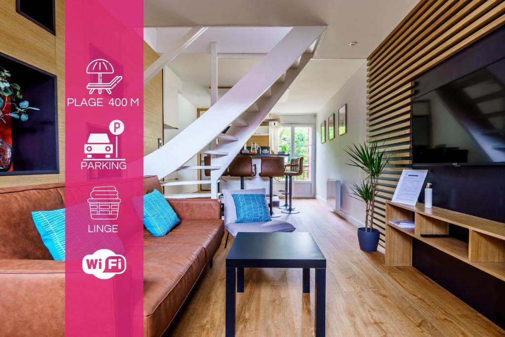 un salon avec un canapé et une table dans l'établissement Ilbetea - Idéal famille - Duplex tout confort - Plage à 400 m - Parking, à Saint-Jean-de-Luz