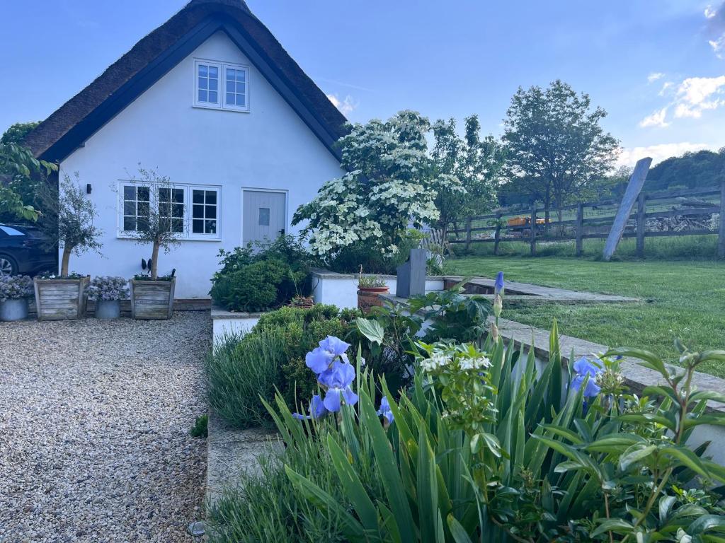 uma casa branca com um jardim em frente em The Little Thatch - Close to Marlow and Henley em Marlow