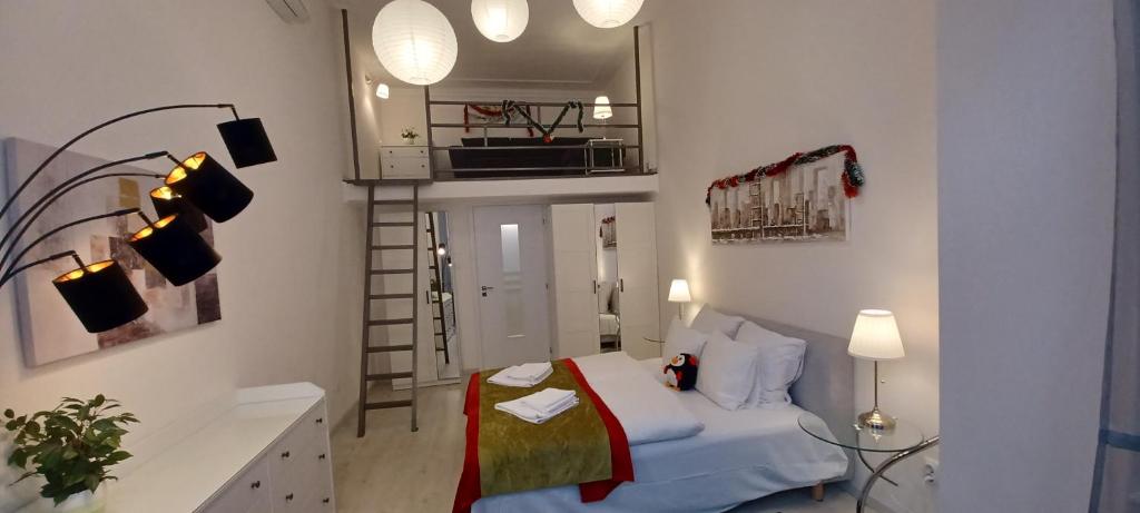 ブダペストにあるPalace Apartmentのベッド1台、キッチンが備わる小さなアパートメントです。