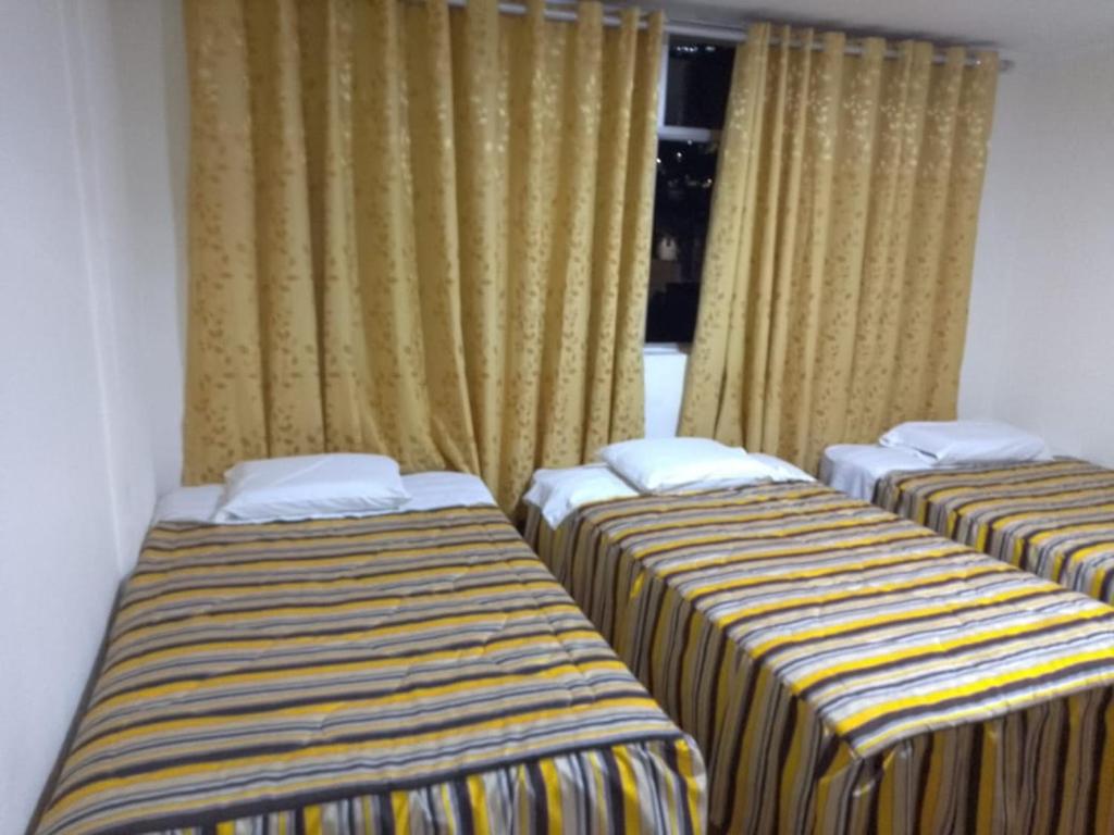 Łóżko lub łóżka w pokoju w obiekcie HOTEL OMAR S.R.L.