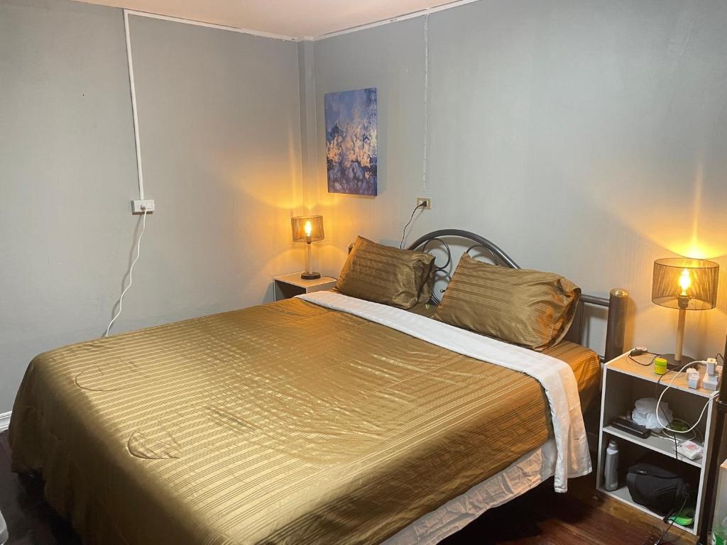 Udon House في أودون ثاني: غرفة نوم بسرير كبير في غرفة