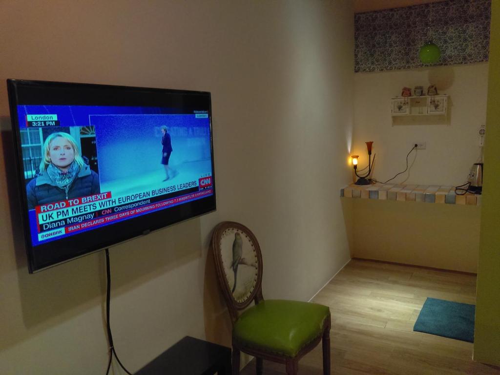 TV a/nebo společenská místnost v ubytování 啡藏幸褔小木屋羅東梅花湖Joy Home B&B