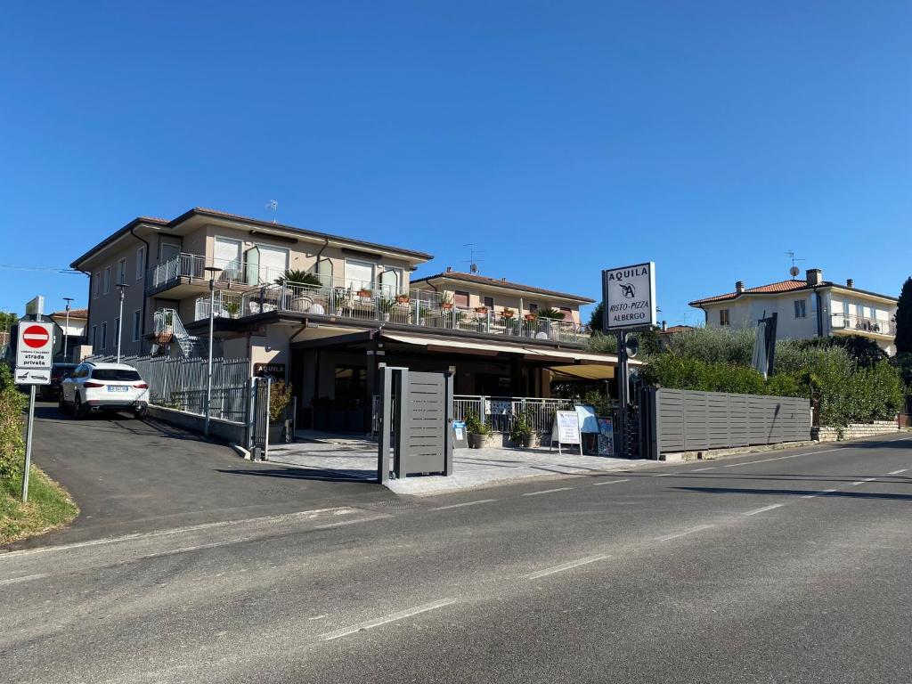 un edificio sul lato di una strada di Albergo AQUILA a Lazise