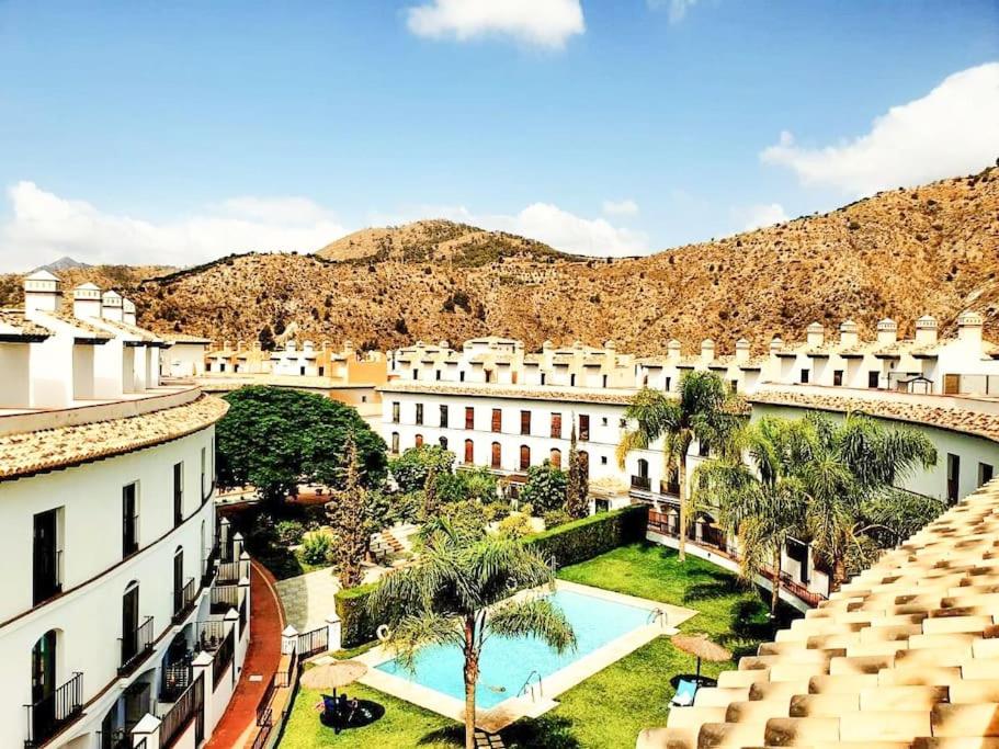 贝莱斯德韦瑙达利亚Pura Vida - Terraza, Piscina, Playa 15mn, Sierra的带游泳池的度假村的鸟瞰图