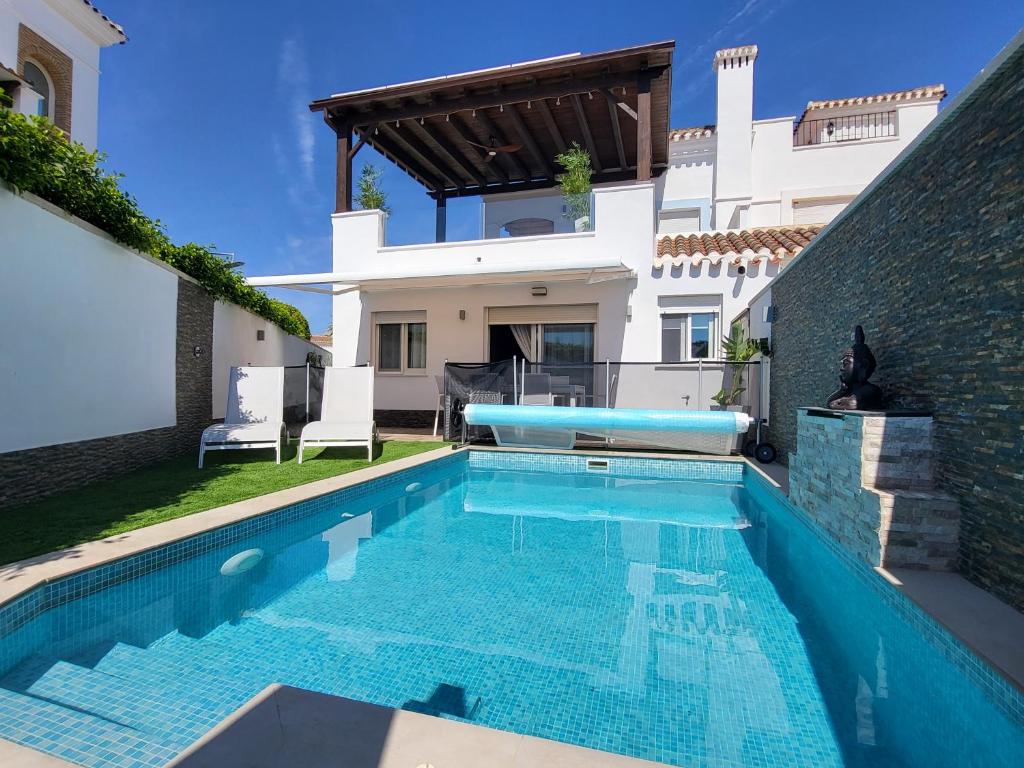 - une piscine dans l'arrière-cour d'une villa dans l'établissement Palmito Luxury La Torre Golf Resort Murcia, à Roldán