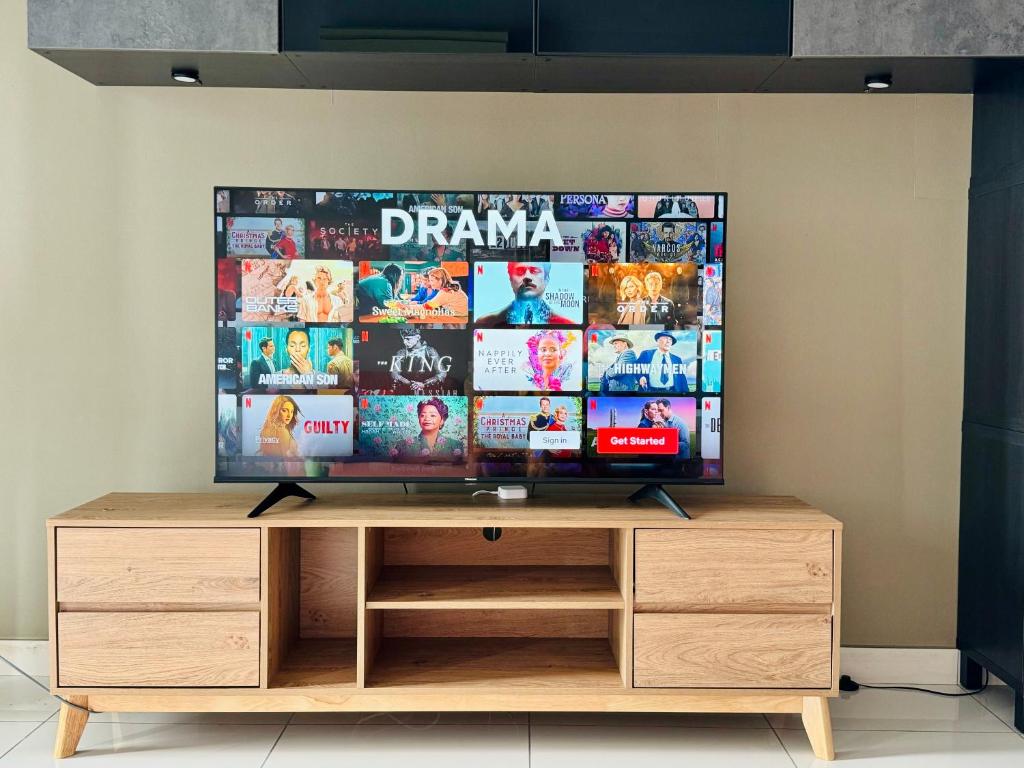 TV a/nebo společenská místnost v ubytování Puteri Harbour 3BR - A Million Dollar View - 7 mins to Legoland