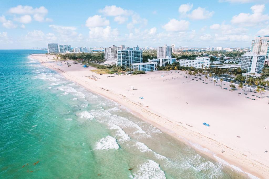 una vista aerea di una spiaggia di fronte a una città di B Ocean Resort Fort Lauderdale Beach a Fort Lauderdale