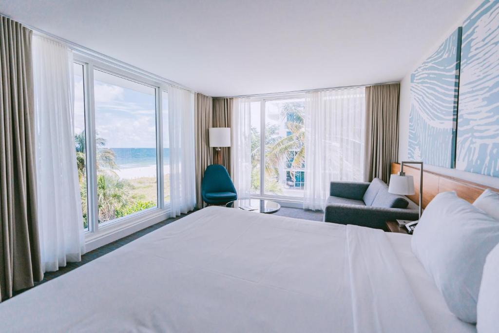 Postel nebo postele na pokoji v ubytování B Ocean Resort Fort Lauderdale Beach