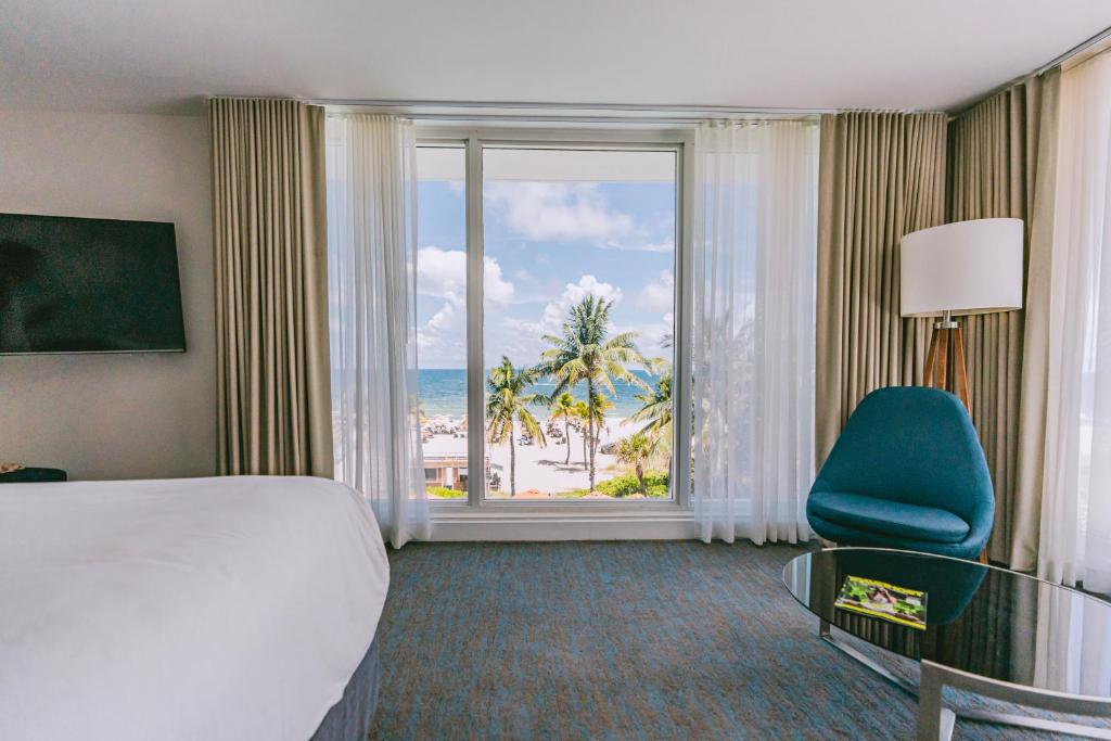 Postel nebo postele na pokoji v ubytování B Ocean Resort Fort Lauderdale Beach
