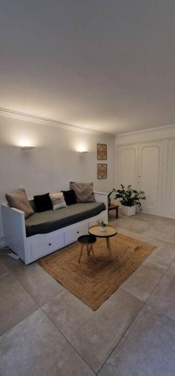 un salon avec un canapé et une table basse dans l'établissement Le Castille - à deux pas des plages, à Cannes