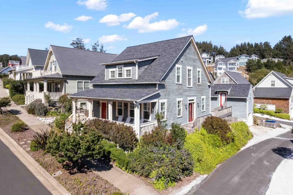 una vista aérea de una casa en Ann and Kathy's Regal Seagull, en Lincoln City