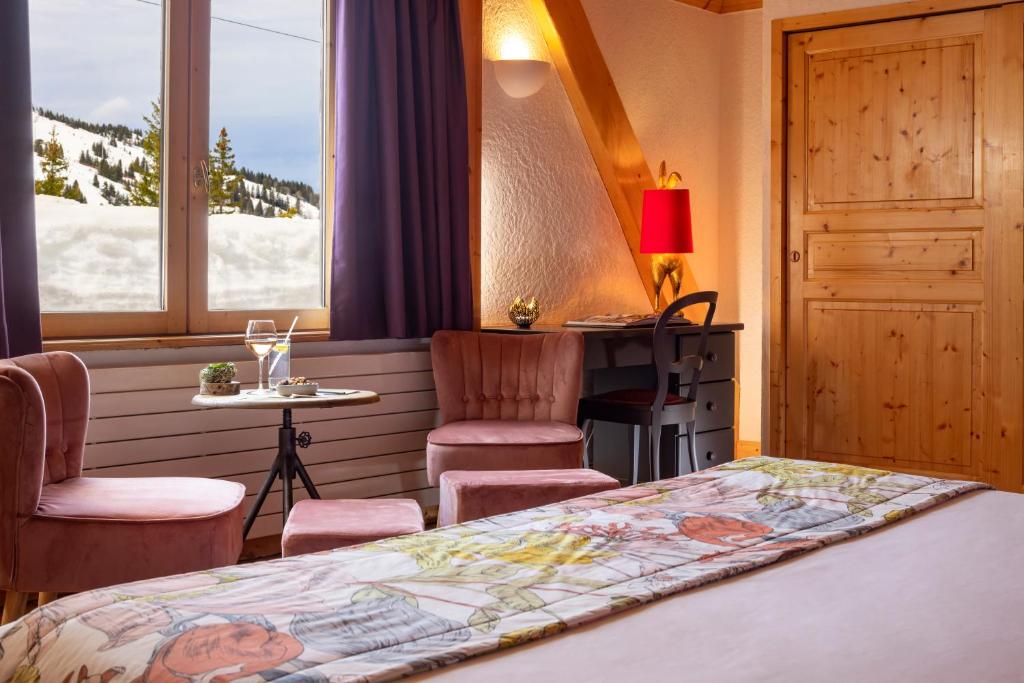 Postel nebo postele na pokoji v ubytování Hôtel Courcheneige