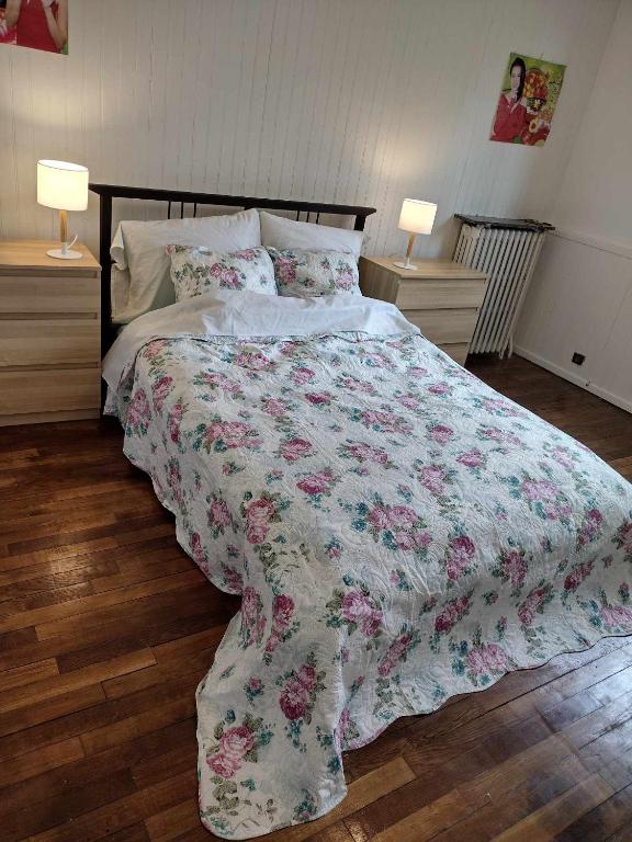 - une chambre avec un lit avec une couette à fleurs et 2 lampes dans l'établissement 1 Chambre Privée 1 à 2 Voyageurs ,Cuisine & Toilette Partagées ,1 Room Private 1 at 2 Guests,Shares Kitchen &Toilet, à Vitry-sur-Seine