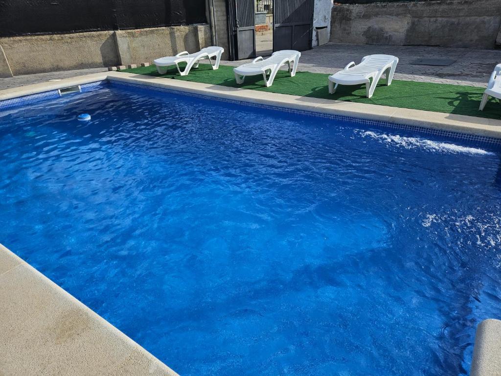 Chalet con piscina 50 minutos madrid en escalona tesisinde veya buraya yakın yüzme havuzu