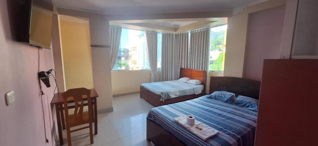 廷戈瑪麗亞的住宿－HOSPEDAJE EL CANTARO II，酒店客房设有两张床和窗户。
