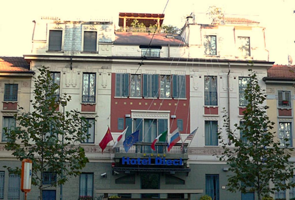 un hotel con bandiere sulla parte anteriore di un edificio di Hotel Dieci a Milano