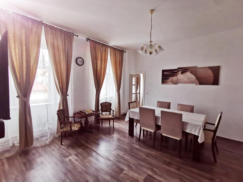 Un comedor con mesa y sillas en CLA Group Apartment, en Sopron
