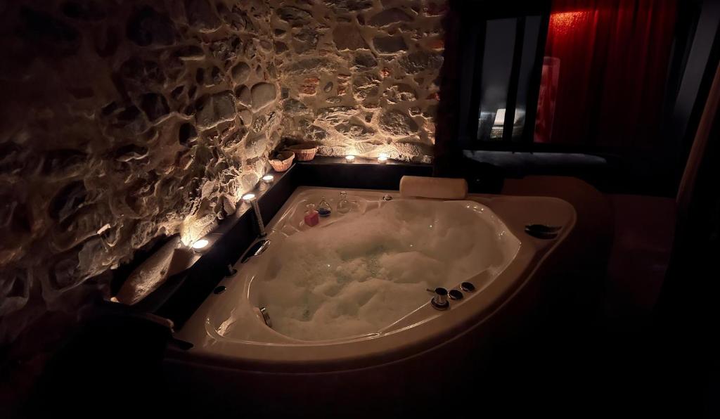 Mansarda Pescia في بيسيا: حوض استحمام مع أضواء في الغرفة