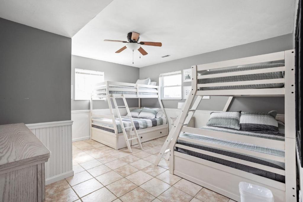 Ένα ή περισσότερα κρεβάτια σε δωμάτιο στο Game room, 4BR25BA, pool, 7 Beds