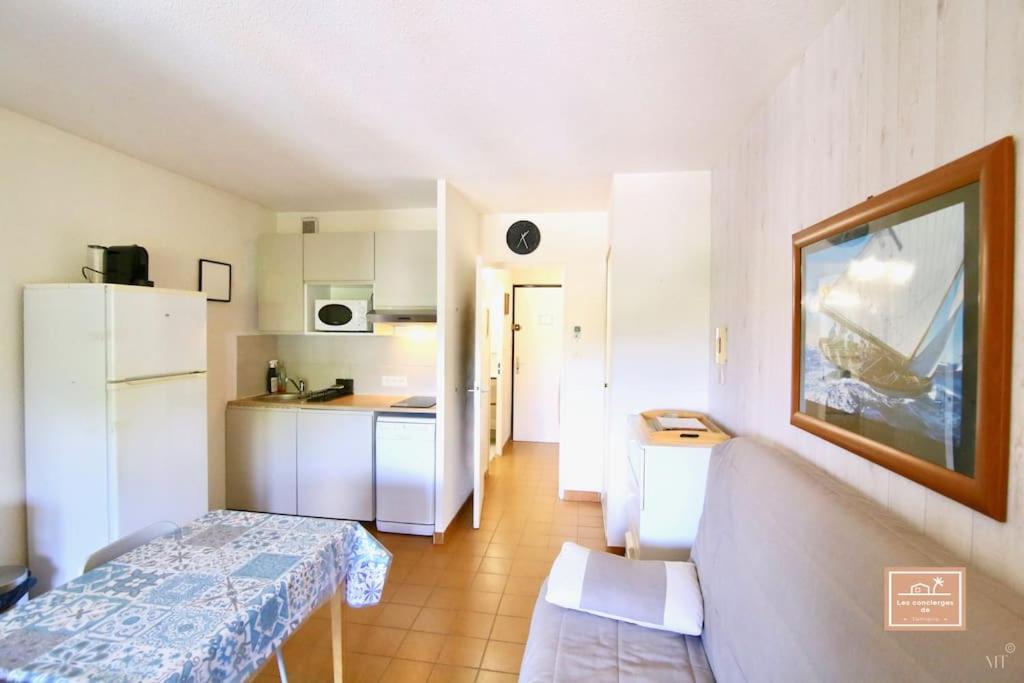 Le Grand Large في سانت-ماندرييه-سور-مير: غرفة معيشة بها طاولة ومطبخ