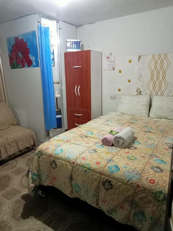 - une chambre avec un lit avec un animal rembourré dans l'établissement HABITACIONES ISABEL, à Lima