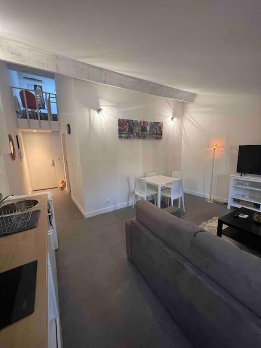 un salon avec un canapé et une table dans l'établissement Magnifique T3 duplex, à Aubagne