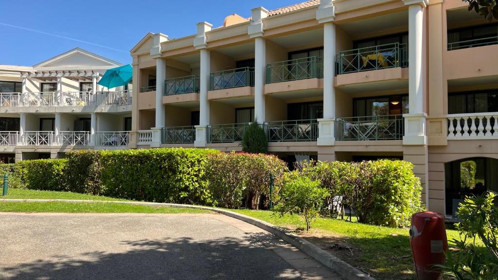 Un jardín fuera de Appart CANNES résidence piscine-parc-tennis