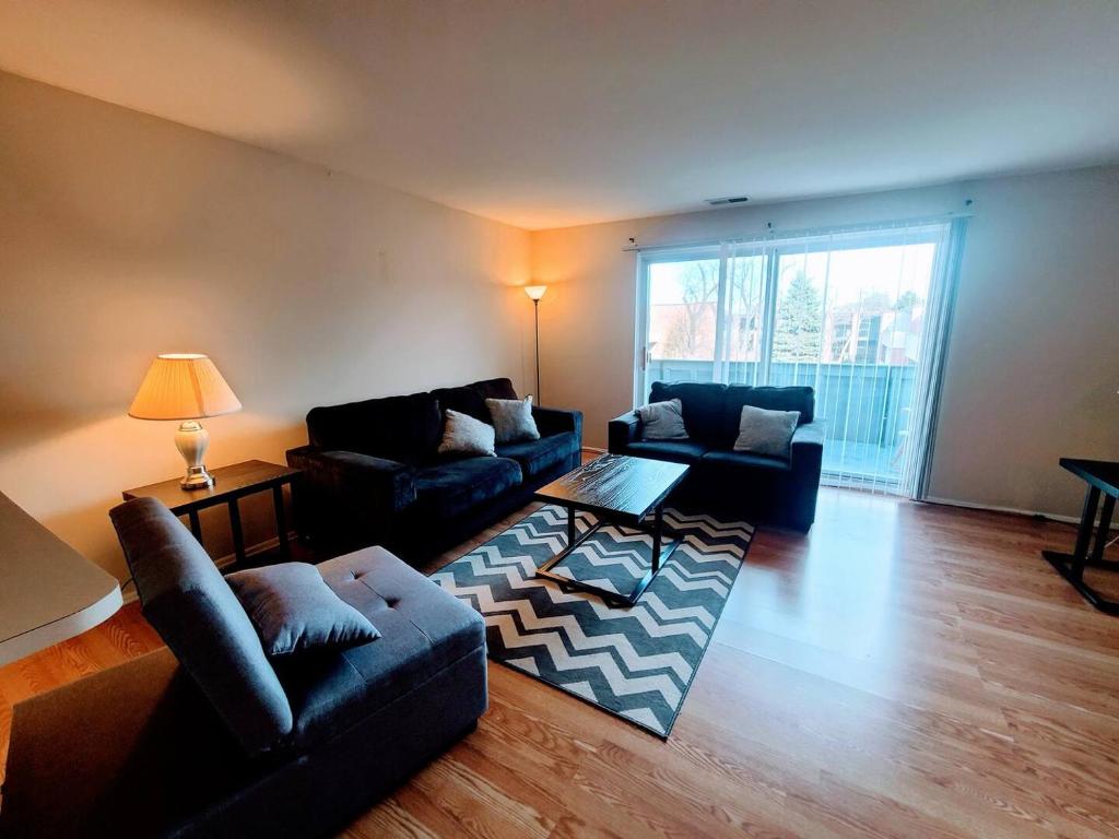 una sala de estar con 2 sofás y una alfombra en Charming 2br 2b In Elkins Park, Parking, Pool, en Willow Grove
