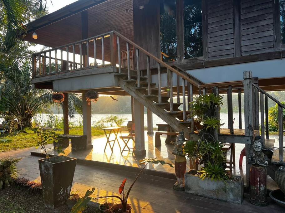 Taman di luar Jiratara Riverside Homestay (Entire home up to 4 guest)