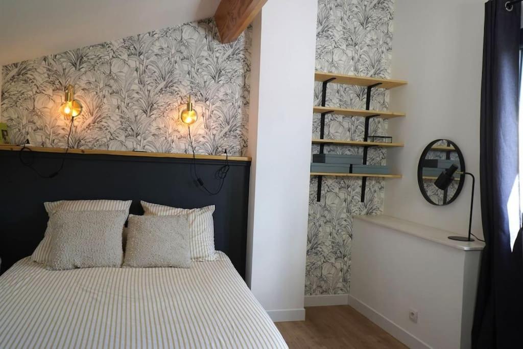 une chambre avec un lit avec une couette noire et blanche dans l'établissement Maison tout confort avec Piscine, à Saint-Martin-de-Londres