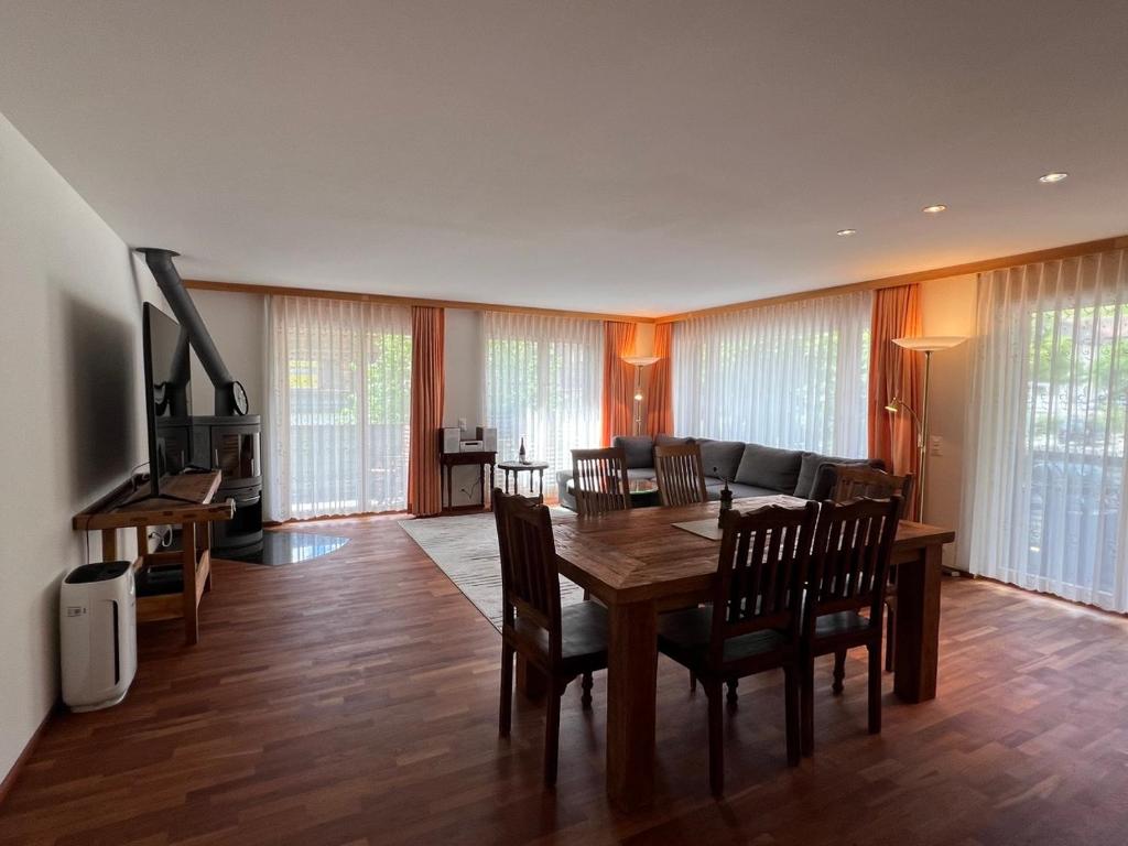 TV a/nebo společenská místnost v ubytování Gorgeous Apartment In The Heart Of Zweisimmen