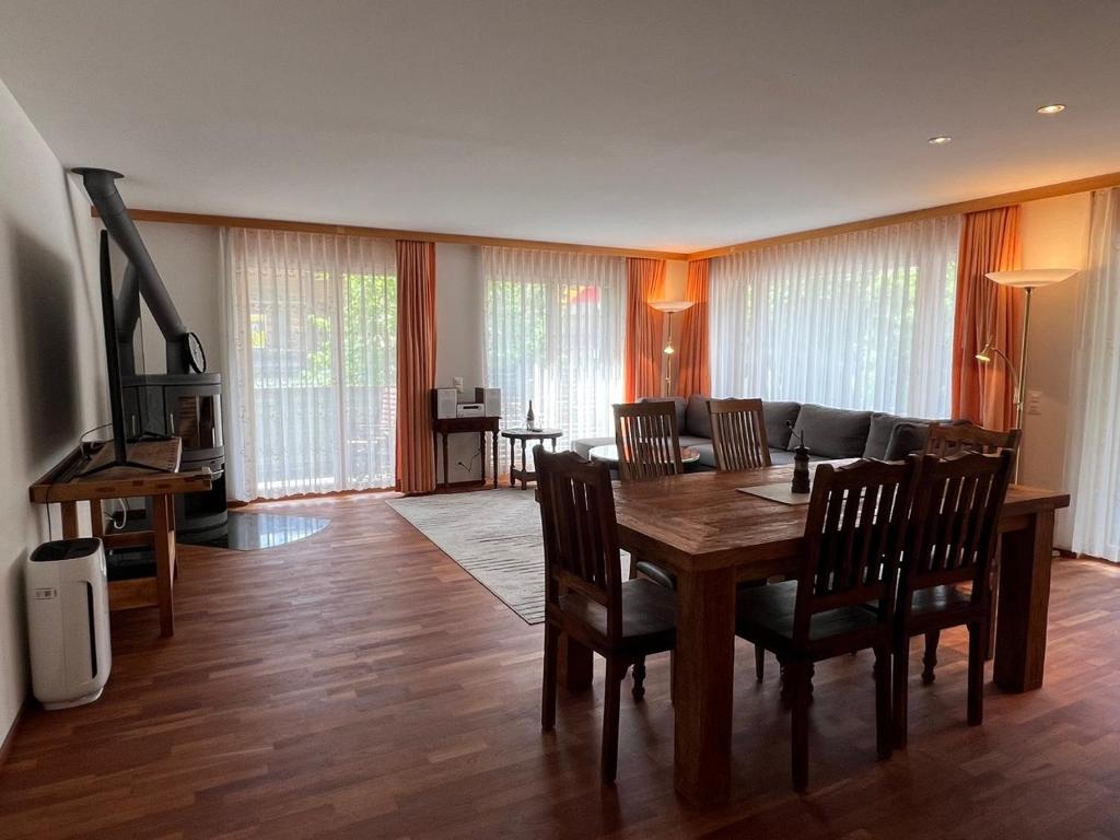 TV a/nebo společenská místnost v ubytování Gorgeous Apartment In The Heart Of Zweisimmen