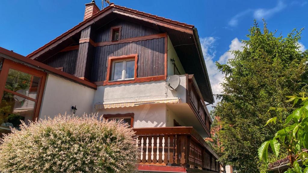 希維拉杜夫茲德魯伊的住宿－Pensjonat Merkury，带阳台和树木的木屋