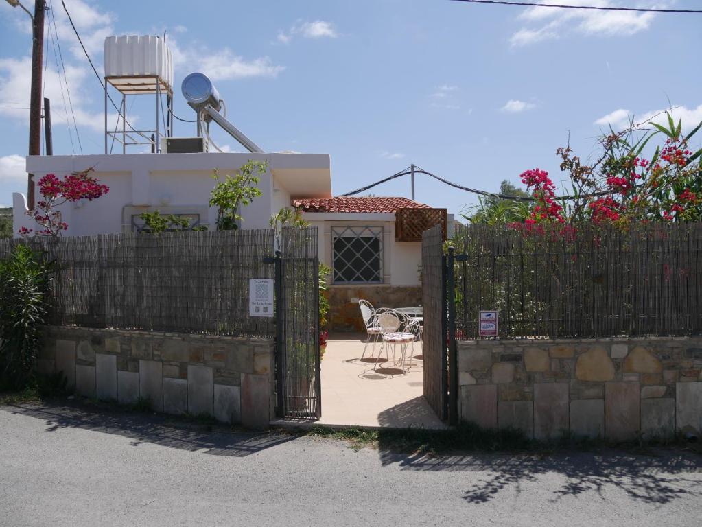 Fotografia z galérie ubytovania 250 metres from the sea an independent tiny house with a yard full of flowers! Spitaki the Little House! v destinácii Ierápetra