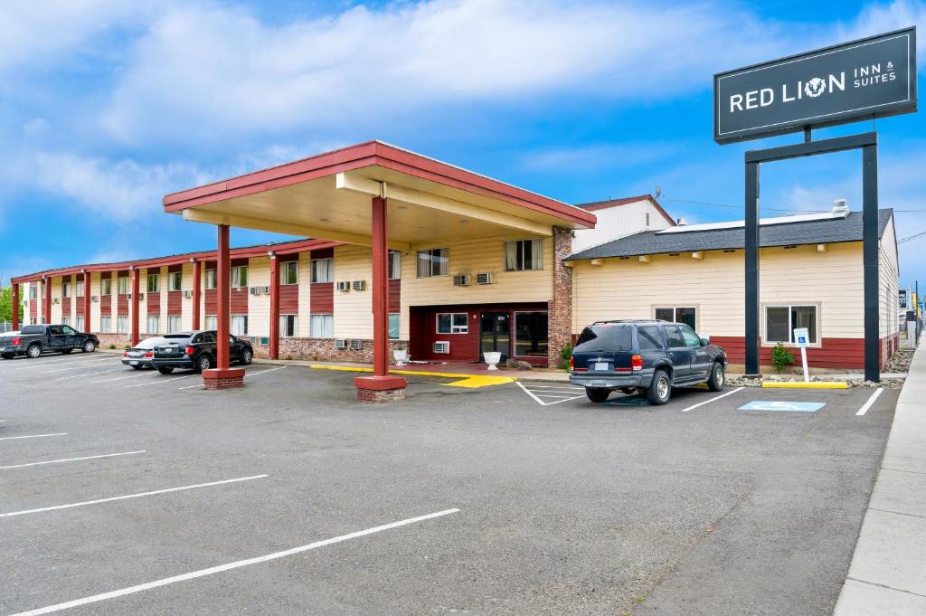 ein Parkplatz vor einem Hotel in der Unterkunft Red Lion Inn & Suites Yakima in Yakima
